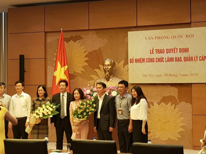 Bà Phạm Thị Thanh Huyền (thứ 4 từ phải sang) tại buổi lễ trao Quyết định bổ nhiệm Phó tổng Biên tập Báo Đại biểu Nhân dân.