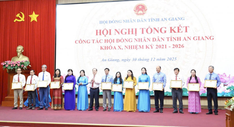Chủ tịch UBND tỉnh An Giang đã quyết định trao tặng bằng khen cho 10 tập thể và 32 cá nhân có đóng góp cho HĐND nhiệm kỳ vừa qua.