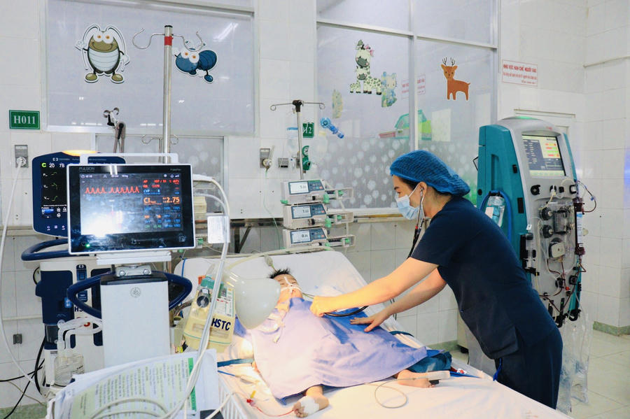 BS Bệnh viện Nhi đồng Đồng Nai thăm khám, theo dõi diễn tiến sức khỏe cho 1 bé bị chân tay miệng.