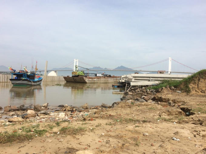 Sau khi Sở Xây dựng TP Đà Nẵng ra văn bản ngừng thi công, mọi công tác thi công bờ kè bao và san nền tại dự án này đều dừng lại.