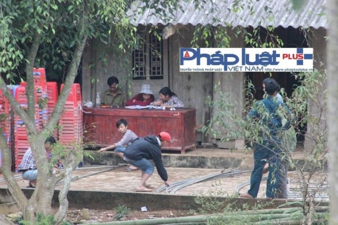 Hàng xóm có mặt từ sáng để lo hậu sự cho các nạn nhân