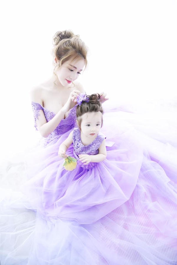 Elly Trần bên con gái đầu lòng 