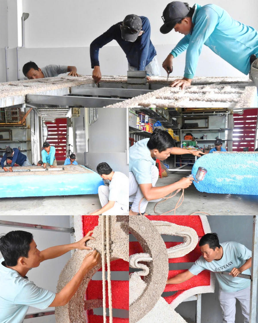 Anh Ân cùng các cộng sự đang tất bật hoàn thành Cây đàn kìm cách điệu bằng muối.