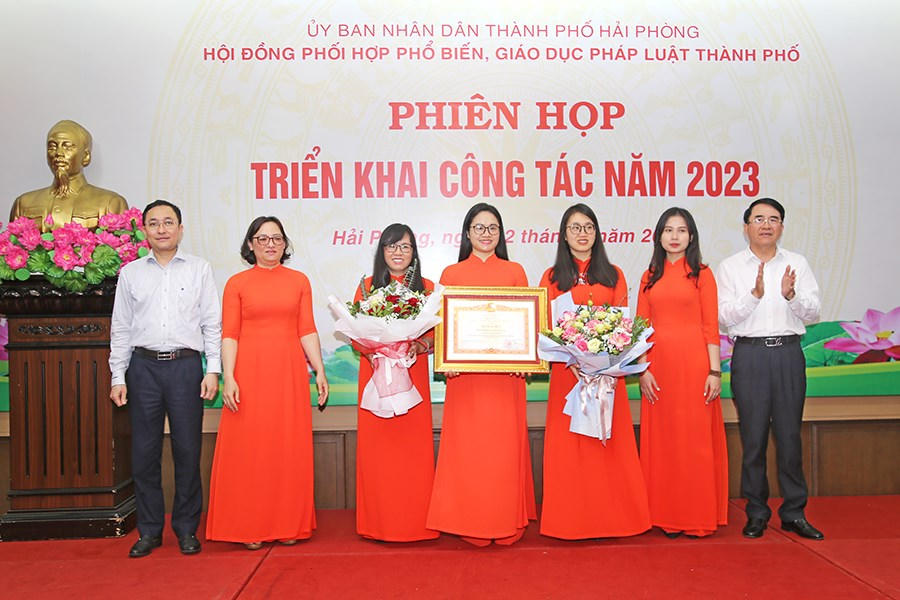 Phòng PBGDPL (Sở Tư pháp TP) được trao tặng Bằng khen của Thủ tướng Chính phủ.