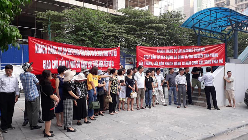 Nhiều khách hàng tập trung trước cổng dự án này để căn băng rôn, tố cáo các vi phạm của chủ đầu tư.