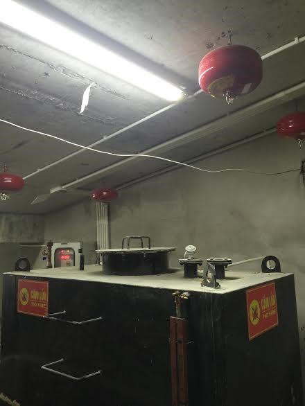 Phòng chứa bồn dầu dưới tầng hầm chưa trang bị hệ thống chữa cháy tự động. Ảnh Cảnh sát PCCC Hà Nội cung cấp.