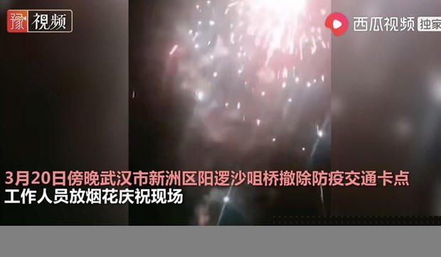 Đoạn video được đăng bởi tài khoản Dahe Daily cho thấy pháo hoa được bắn lên sau khi một chốt kiểm soát được gỡ bỏ ở quận Tân Châu, Vũ Hán. (Nguồn: Ixigua)