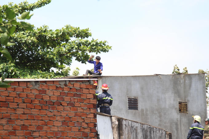 Nhận tin báo, lực lượng cứu nạn cứu hộ TP HCM có mặt lên phương án tiếp cận. Thấy có người, đối tượng liền ném đá về phía lực lượng cứu hộ nhưng may mắn đã có công cụ hỗ trợ.