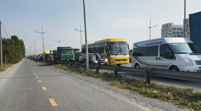 Giao thông qua khu vực ùn ứ kéo dài (Ảnh: Nguyễn Hảo)