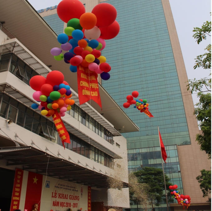 Chủ tịch nước Trần Đại Quang đ&aacute;nh trống khai giảng năm học mới