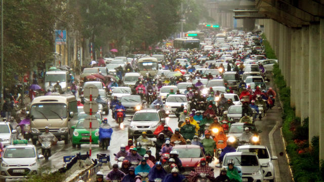 Càng về sáng, lượng phương tiện đổ về nội thành càng đông.