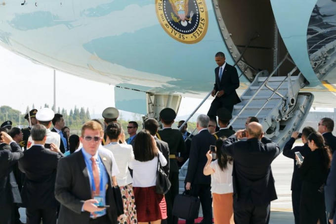 Tổng thống Obama xuống sân bay Hàng Châu, Trung Quốc. (Ảnh: Reuters)