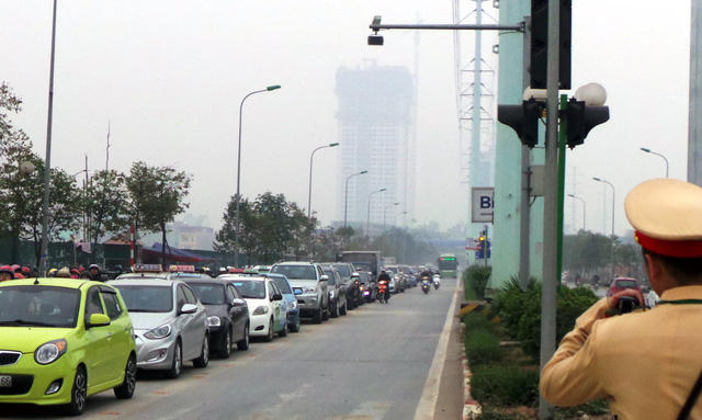 Các tổ tuần tra kiểm soát giao thông kết hợp tuần tra lưu động với chốt trực tại các nút trọng điểm; tuần tra kiểm soát công khai kết hợp với hóa trang để phát hiện, xử lý các phương tiện vi phạm. Ngoài giờ cao điểm, các phương tiện vi phạm sẽ bị xử lý nghiêm.