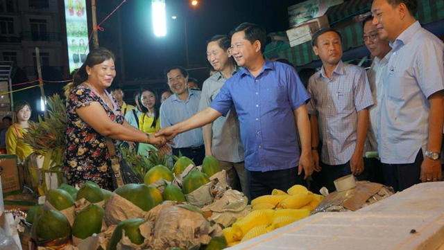 Bí thư Đinh La Thăng hỏi thăm sức khỏe, tình hình buôn bán của tiểu thương tại chợ đầu mối nông sản Thủ Đức.