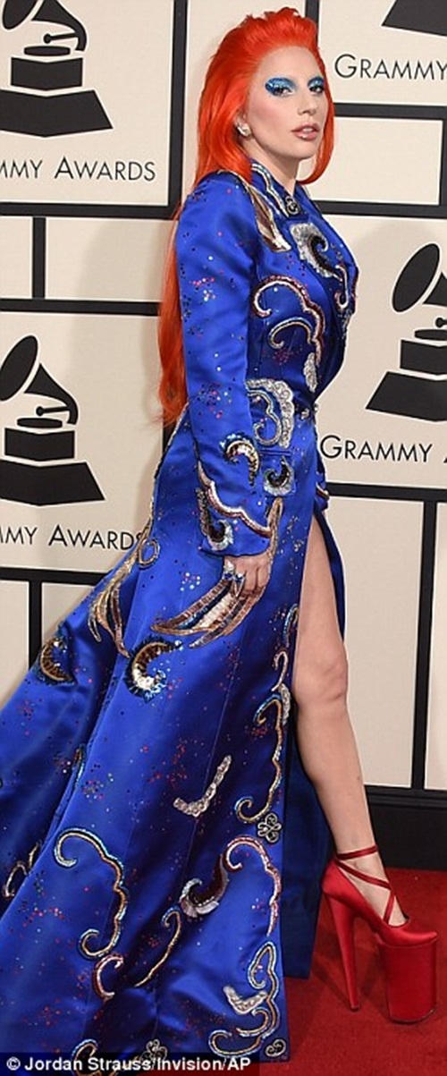 Lady Gaga "sặc sỡ" với chiếc đầm xanh họa tiết. Người đẹp cũng đánh mắt xanh trùng với tông trang phục.