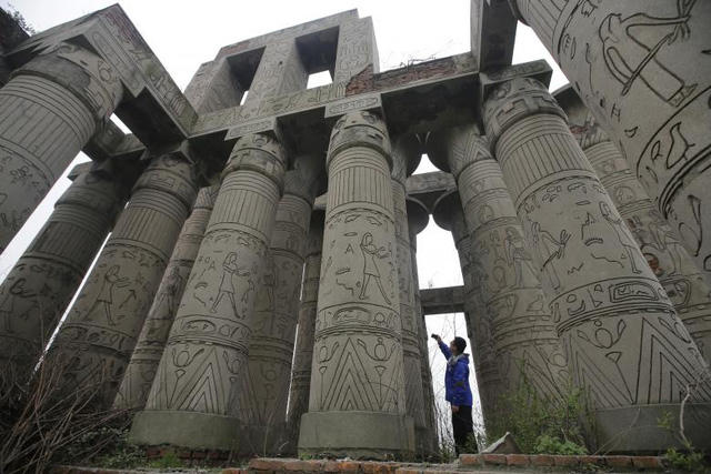 Một du khách đang chụp ảnh trong khu vực “nhái” đền thờ Karnak của Ai Cập tại một công viên bỏ hoang ở Hà Bắc, Trung Quốc.