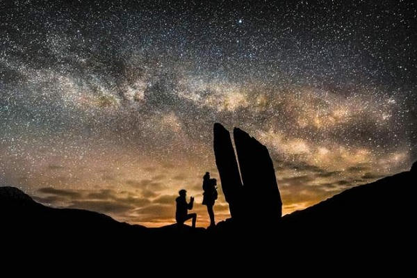 Một nhiếp ảnh gia tự do người Scotland đã cầu hôn bạn gái mình vào lúc 3h sáng giữa một khung cảnh vô cùng ngoạn mục, Daily Mail đưa tin. Ảnh: SWNS.