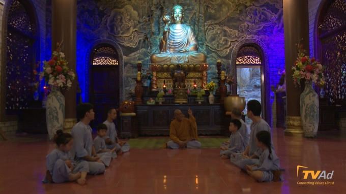 Chăm chú lắng nghe sư thầy hướng dẫn cách tọa thiền.