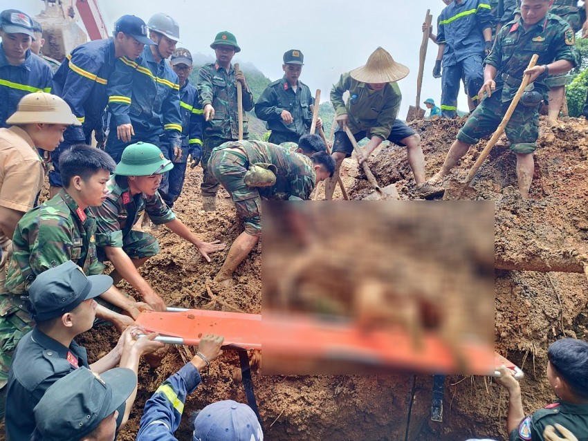 Các nạn nhân xấu số vẫn đang được lực lượng chức năng đưa ra khỏi hiện trường.