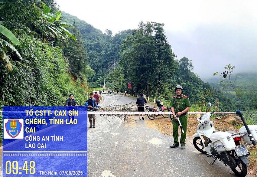 Lực lượng công an và an ninh cơ sở xã Sín Chéng bảo đảm an toàn cho người dân và phương tiện giao thông tại khu vực hố sụt. (Ảnh: Quỳnh Trang).