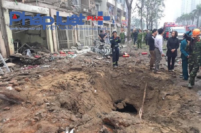 Vụ nổ đã tạo một hố đất có đường kính khoảng 2m và phá hủy nhiều tài sản xung quanh.