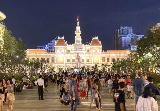Khu vực Công viên tượng đài Bác Hồ về đêm 2