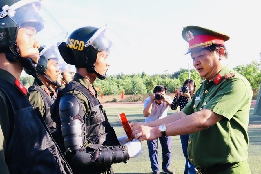 Đại tá Phùng Văn Chiến trao chứng chỉ cho các học viên xuất sắc.