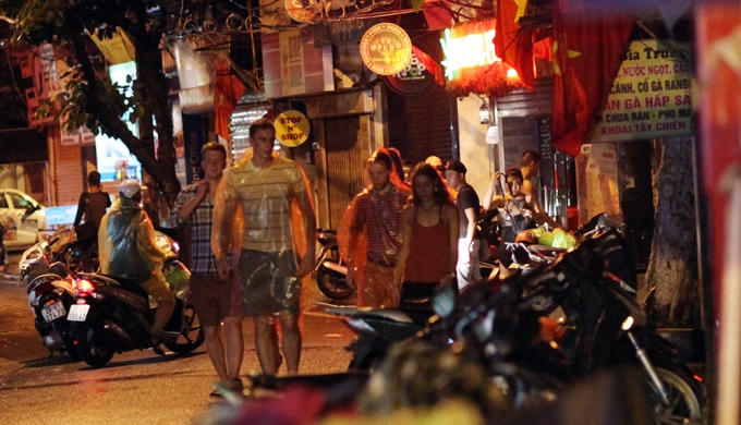 Trời mưa xem ra không phải là vật cản với các du khách nước ngoài đến phố cổ.