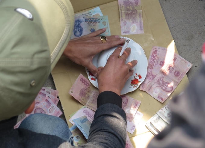 Giá trị tiền mặt của mỗi lần “mở bát” lên đến hàng triêu đồng dưới mỗi “chiếu bạc”.