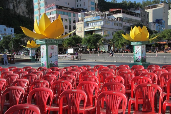 Một góc sân khấu bên tay phải.