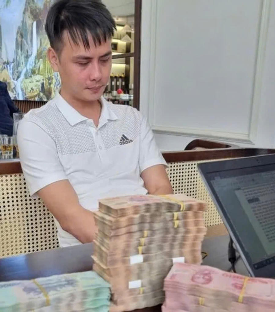 Đối tượng Trần Nhân Phát bị bắt quả tang cùng số tiền cưỡng đoạt của nạn nhân. Ảnh: Công an