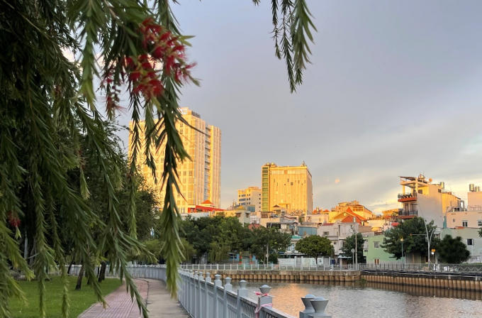 Mặt trời lặn. Những tia nắng ham chơi lang thang cuối ngày cũng đã đi hết về phía tây. Cảnh sắc TP hừng lên một thứ ánh sáng lung linh huyền hoặc đẹp đến mê người.