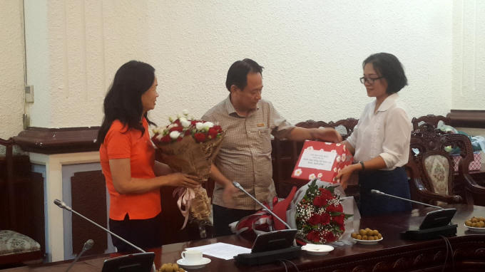Ông Đặng Ngọc Luyến - Phó tổng biên tập Thường trực báo Pháp luật Việt Nam tặng hoa cho Nguyên Phó tổng biên tập - Trần Thị Hương Mai.