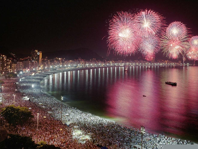 Nếu lựa chọn đón năm mới ở Nam Mỹ, bãi biển Copacabana tại Rio De Janeiro, Brazil sẽ là địa điểm tuyệt vời nhờ những màn biểu diễn nghệ thuật đủ thể loại và pháo hoa. Du khách cũng có thể tiệc tùng theo phong cách cổ điển của Rio ở Jobi Bar hay ngắm khung cảnh tuyệt vời ở Vista Chinesa.