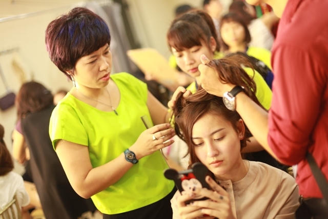 Nhà tạo mẫu tóc Hòa Ân đang sáng tạo