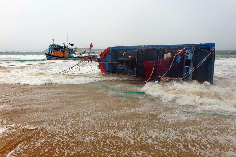 Toàn tỉnh Phú Yên có khoảng 110 tàu đánh cá bị đắm chìm, hư hỏng nặng.