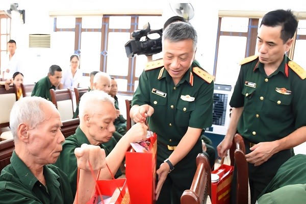Thượng tướng Lê Quang Minh trao quà tặng các thương binh, bệnh binh.