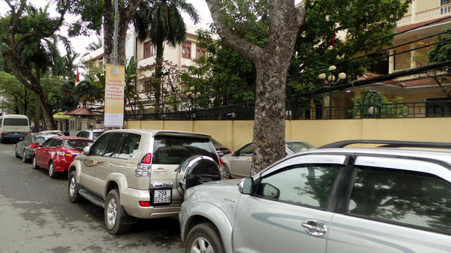 Lòng đường, vỉa hè phố Nguyễn Du đều thành bãi đỗ xe.