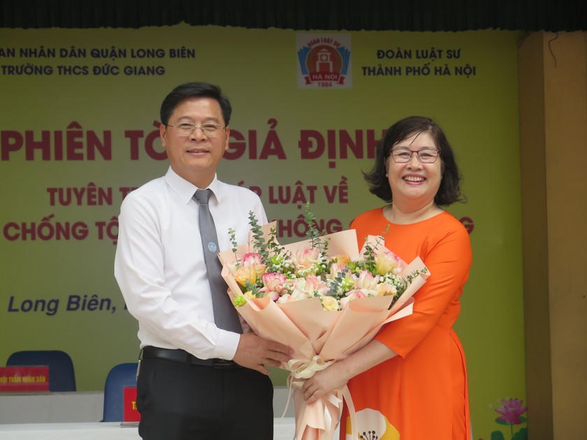 Cô giáo Nguyễn Thị Soan, Bí thư Chi bộ, Hiệu trưởng nhà trường tặng bó hoa tươi thắm cho luật sư.