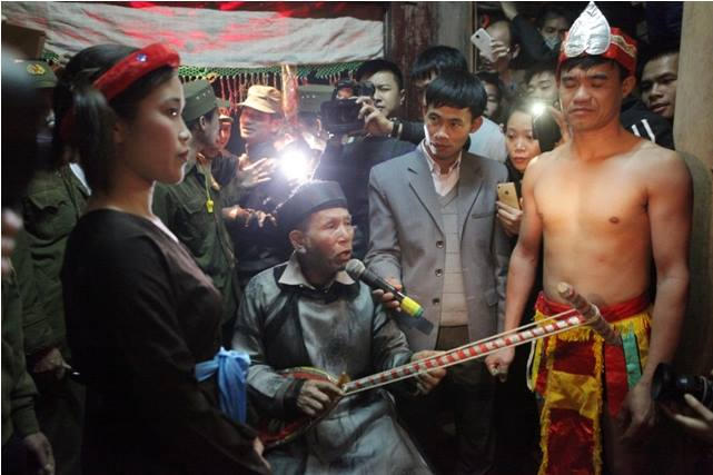 Vợ chồng anh Chiến, chị Huyền làm "chuyện ấy" tại miếu Trò.