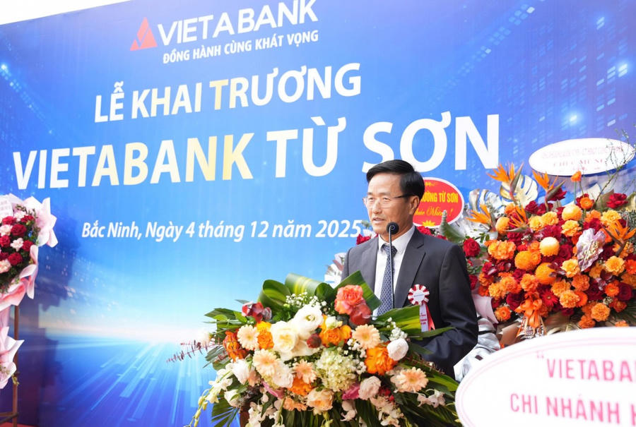Đại diện Ban lãnh đạo VIETABANK phát biểu tại buổi lễ.