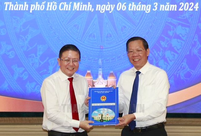 Ông Nguyễn Bắc Nam tân Phó Giám đốc Sở Nội vụ TP HCM nhận quyết định từ Chủ tịch UBND TP Phan Văn Mãi.