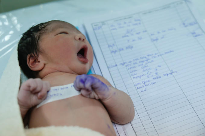 Các bé kháu khỉnh đòi ăn sau khi chào đời.