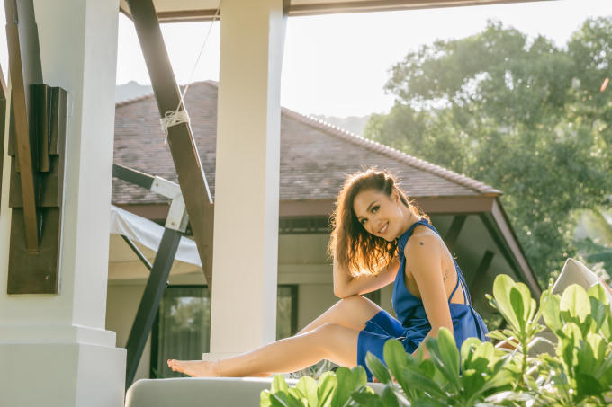 Phương Mai khoe vòng 1 bốc lửa bên bờ biển