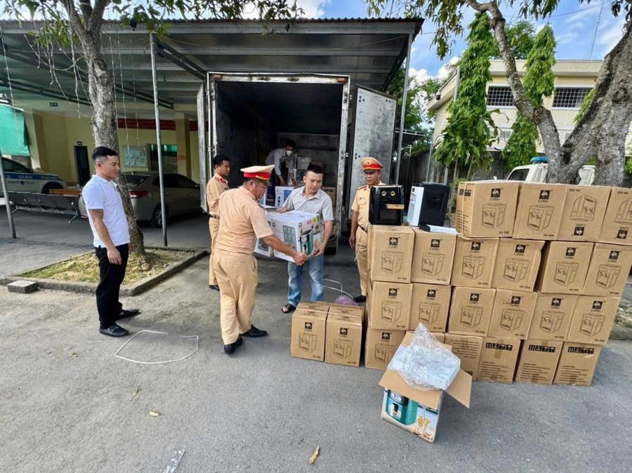 Qua kiểm tra, lực lượng chức năng phát hiện trên xe chở 46 nồi chiên không dầu và 50 máy lọc nước - Công an Hà Tĩnh.