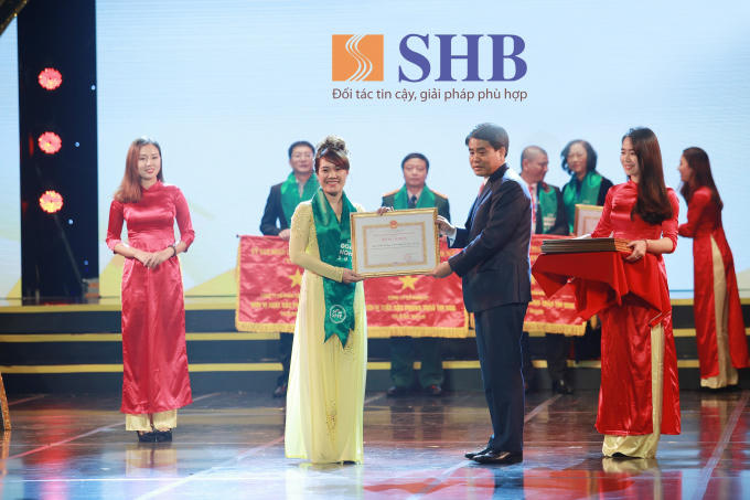 Ủy viên Trung ương Đảng, Phó Bí thư Thành ủy, Chủ tịch UBND Thành phố Hà Nội Nguyễn Đức Chung tặng bằng khen cho Ngân hàng SHB vì có thành tích xuất sắc trong hoạt động kinh doanh.