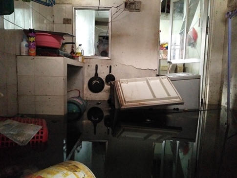 Nước ngập nửa mét, người dân lội bì bõm giữa Hà Nội