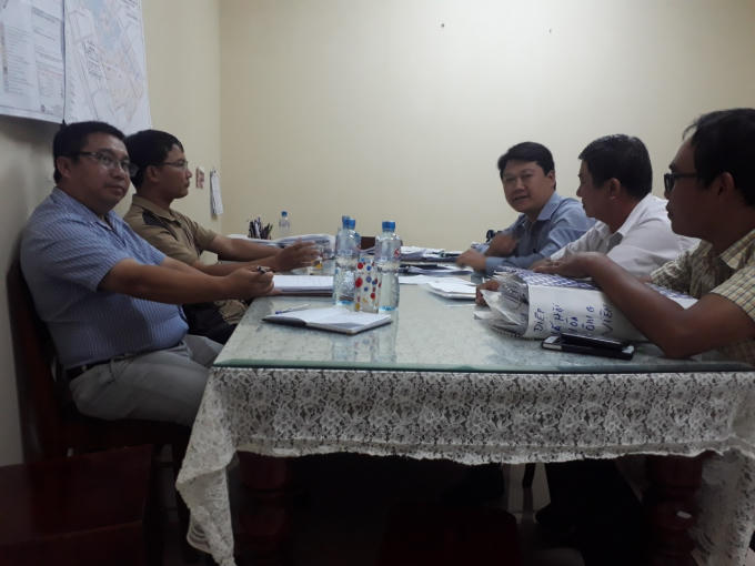 Ông Huỳnh Thái Hào- Phó trưởng phòng Quản lý đô thị (trong cùng bên phải) làm việc với chúng tôi.