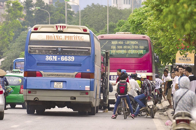 Nhà xe vô tư bắt khách trong giờ cao điểm.