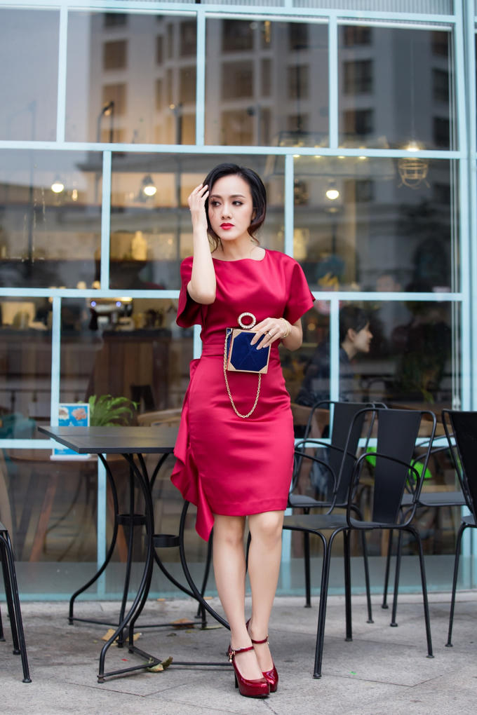 Diện đồ đẹp duyên dáng và đầy lôi cuốn như BTV Hoài Anh nhân ngày 8/3